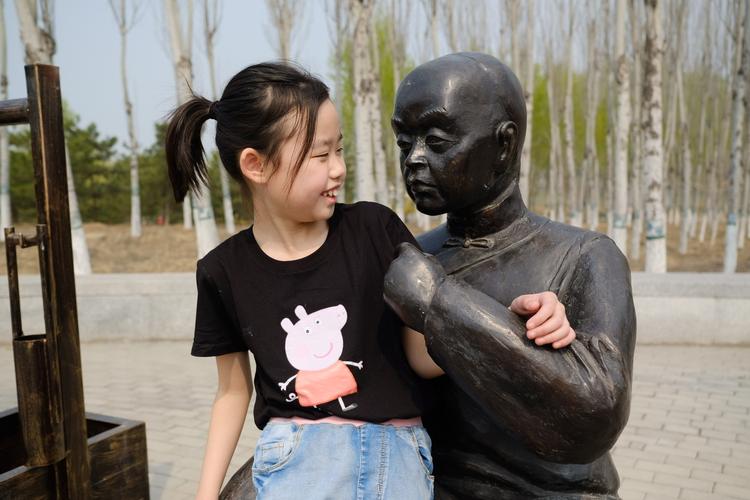 和弟弟一起玩转简单的日子，这款游戏超简单！