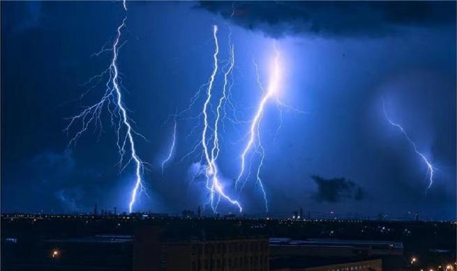 天上惊雷一道闪电到底有多少度电?