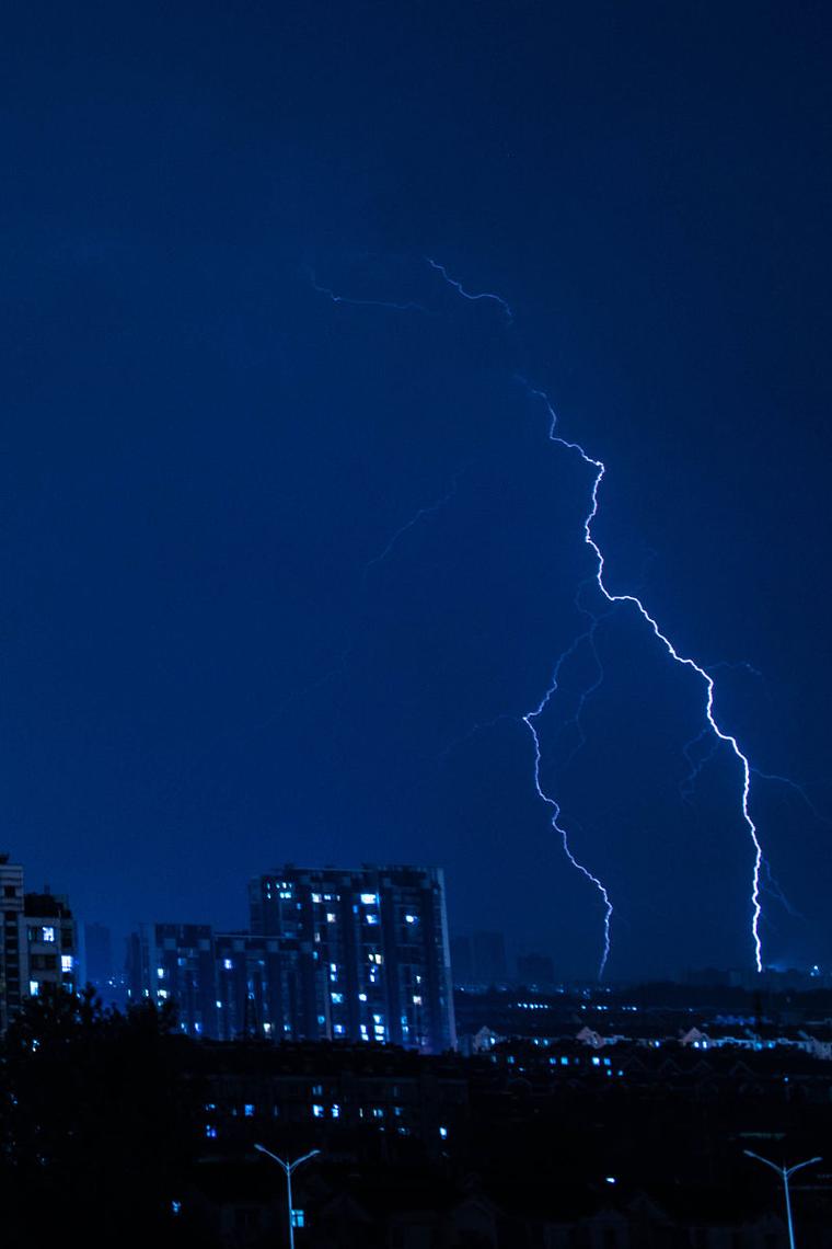 天上惊雷一道闪电到底有多少度电?