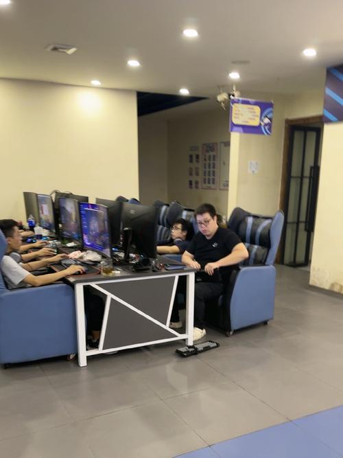 这是什么神仙网吧？我被美女包围了！