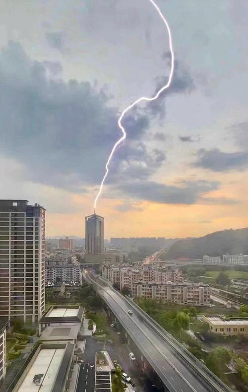 天上惊雷一道闪电到底有多少度电?