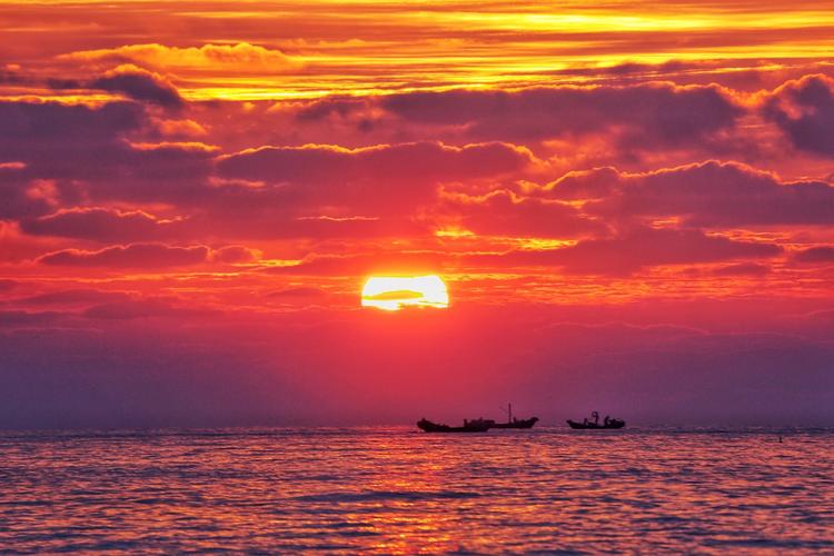 天边朝霞满天红，预示着要下雨吗？看完你就懂了