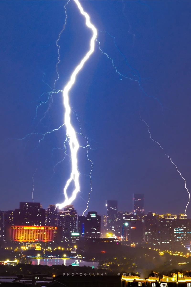 天上惊雷一道闪电到底有多少度电?