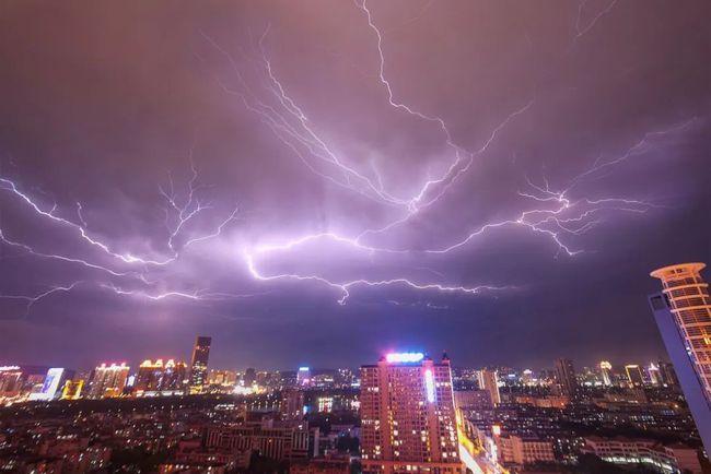 天上惊雷一道闪电到底有多少度电?