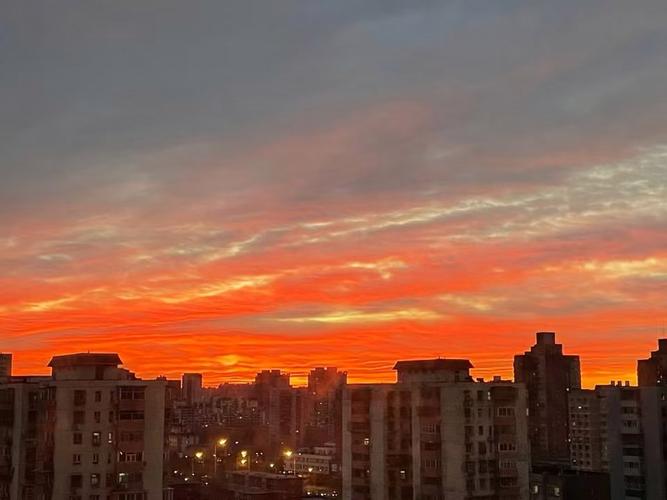 天边朝霞满天红，预示着要下雨吗？看完你就懂了