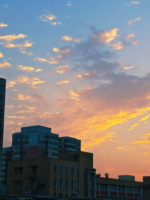 天边朝霞满天红，预示着要下雨吗？看完你就懂了