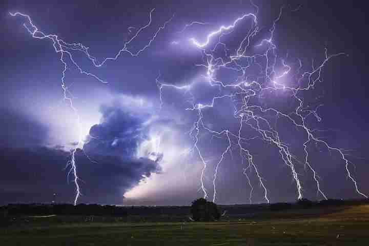 天上惊雷一道闪电到底有多少度电?