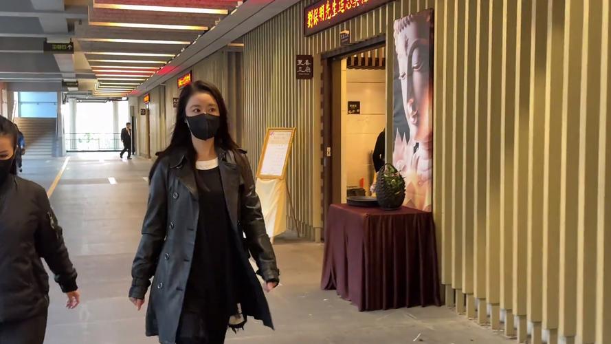 轻声低语最新消息：林心如与琼瑶的告别瞬间