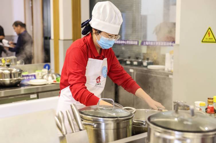 新保姆最新技能大比拼，哪位更胜一筹？