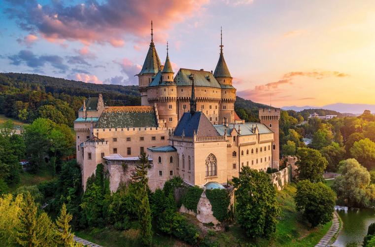 想玩斯宾尼城堡？这里有你想要的全部版本下载！