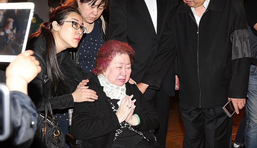 轻声低语最新消息：林心如与琼瑶的告别瞬间