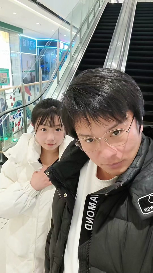 与女大生的同居生活官方网站：体验精彩同居日常