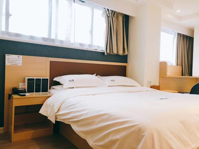 百度热搜：凤凰V11外传Wet汉化版最新更新内容