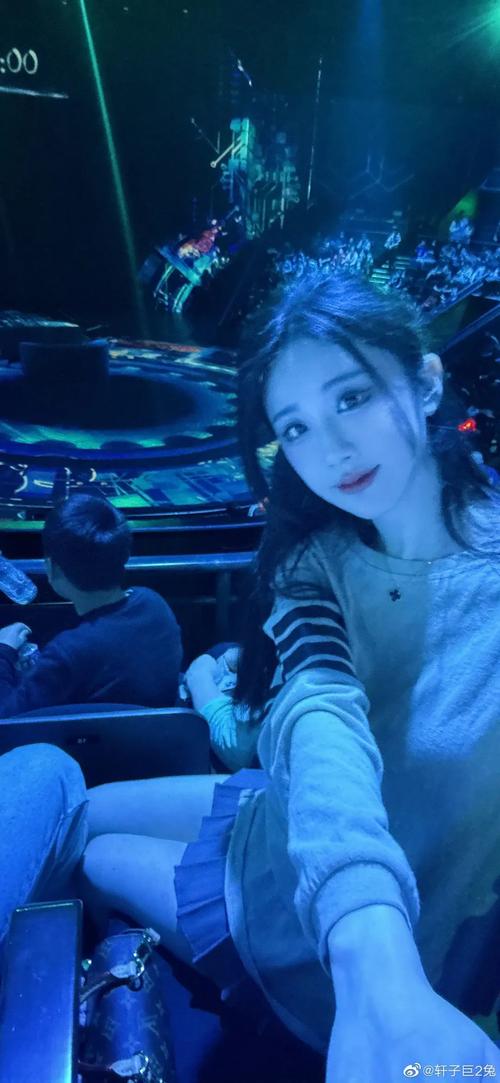 独家揭秘轩子巨二兔最新情况：颜值身材依旧，引发网友热议