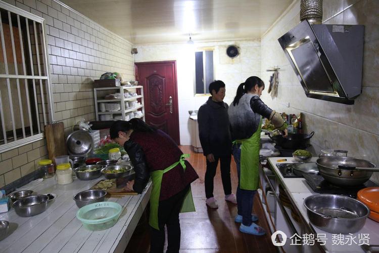 揭秘雪山别墅：三个女孩的火辣做爱假期全记录