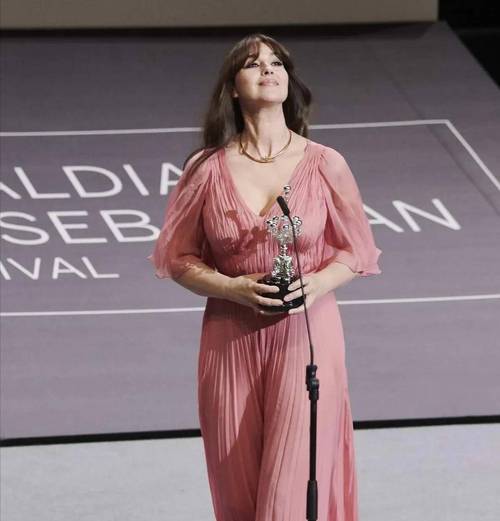 寻找时尚女王莫妮卡安卓下载？这里有你想要的