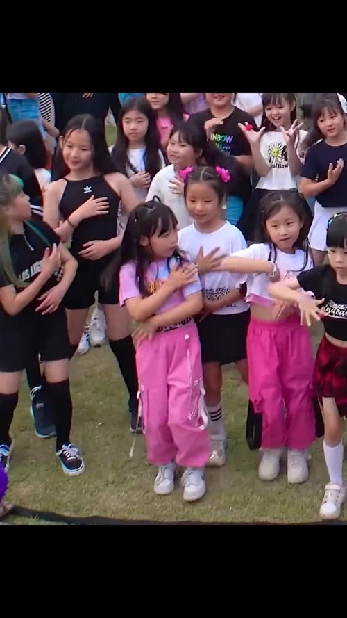 六位美女环绕:小孩子才做选择游戏下载及玩法