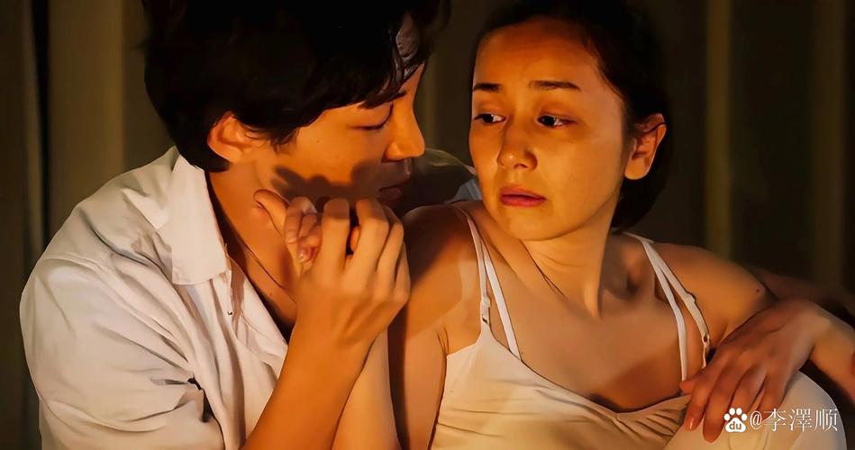 完璧恋人最新事件：月子期间丈夫与他人嬉戏，引发热议！