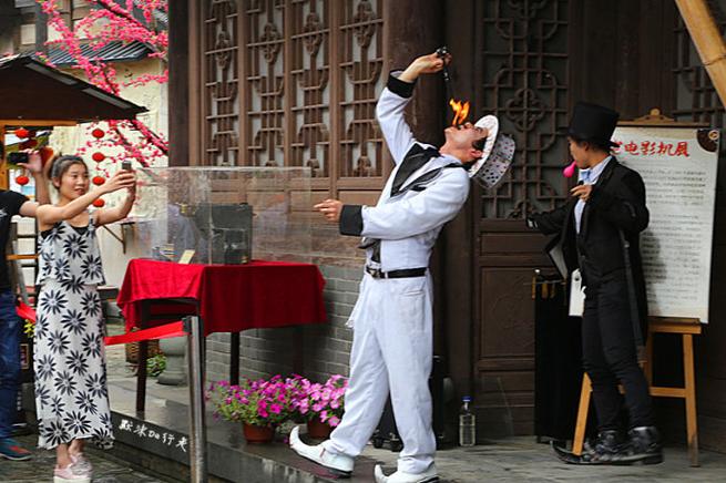 魔术师35岁了，还在玩杨过游戏？你猜他玩什么？