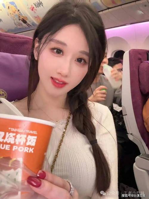 独家揭秘轩子巨二兔最新情况：颜值身材依旧，引发网友热议