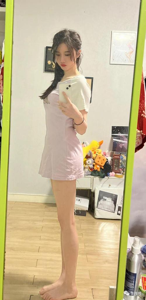 独家揭秘轩子巨二兔最新情况：颜值身材依旧，引发网友热议